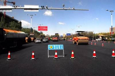 【出行】市政工程管理局在行動:改造機場高速路、敕勒川大街等16條破損嚴重的中心區道路后提示